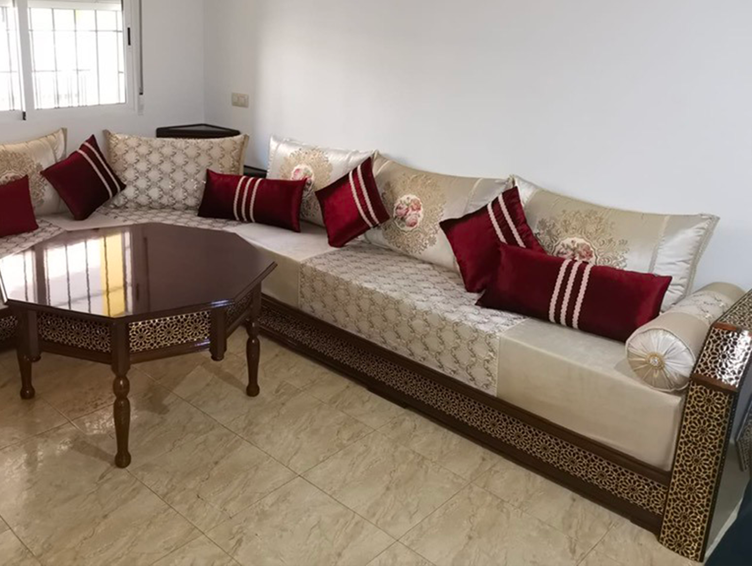 salon marocain marron rouge